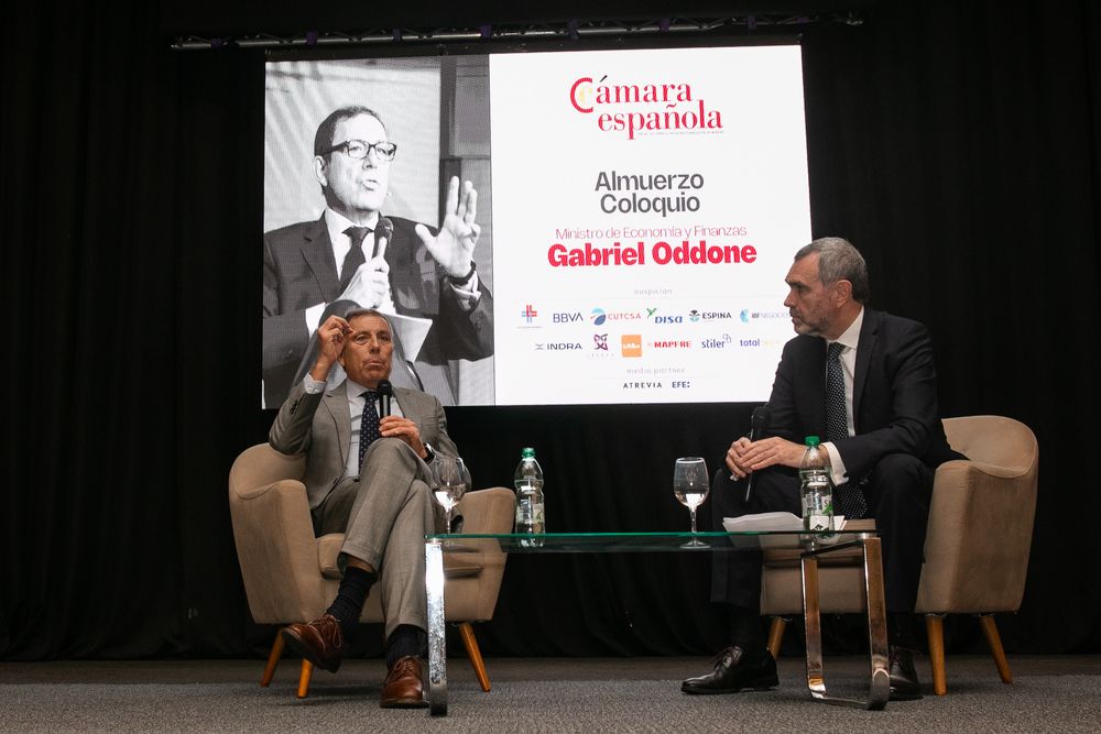 El ministro de Economía Gabriel Oddone junto al presidente de la Cámara Española Alberto Charro