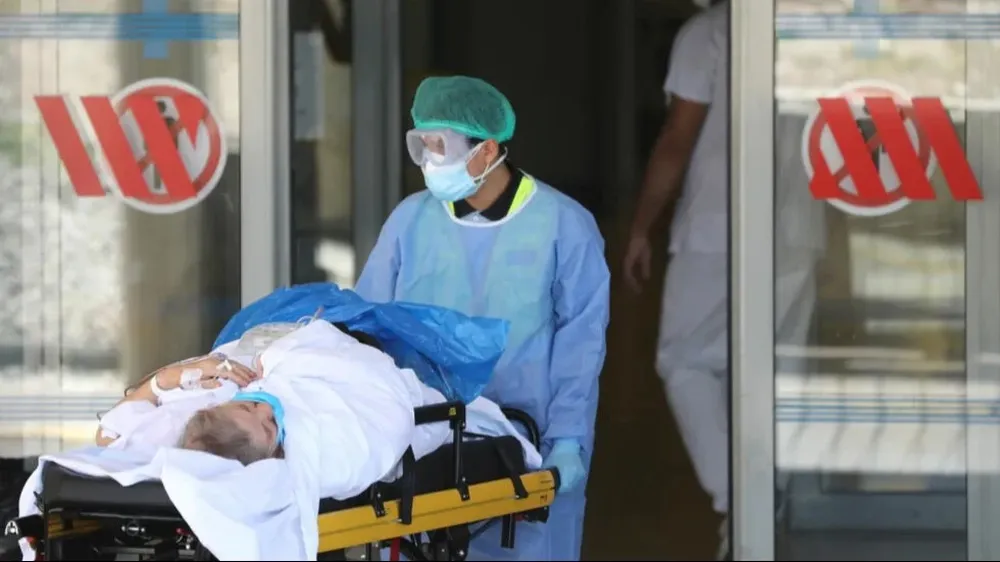 Una persona es llevada en una camilla en el hospital Arnau de Vilanova en Lleida