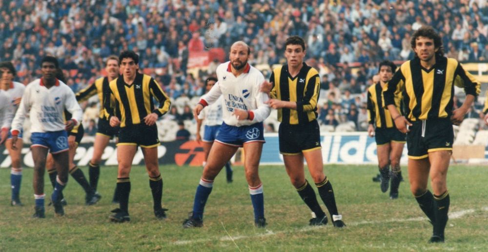 El clásico del gran lío del 19 de abril de 1990: en la foto aparecen Wilson Núñez de Nacional, Álvaro Izquierdo de Peñarol, Enrique Peña, Carlos Sánchez y Fernando Rosa