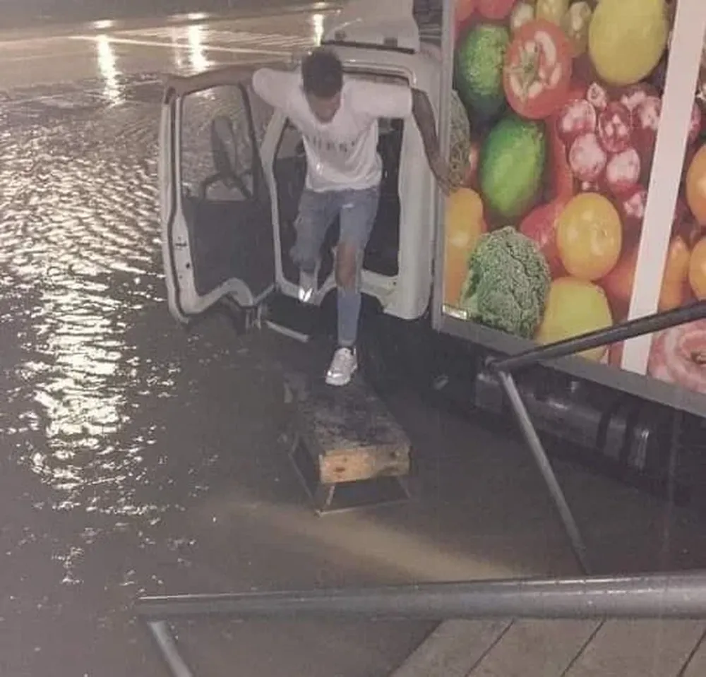 Agua acumulada en una de las zonas de estacionamiento.