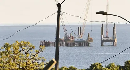 Gobierno exigirá a consorcio encargado de la regasificadora que cumpla contrato