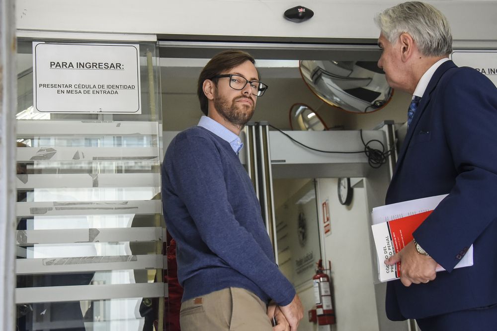 20250409 Jairo Larrarte ingresando al juzgado con su abogado Enrique Moller, imputación a Larrarte.