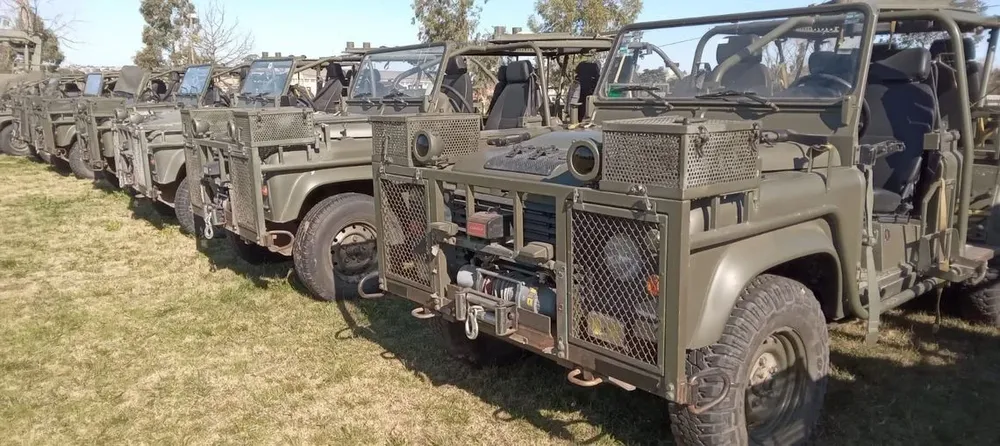 Con la impronta militar.