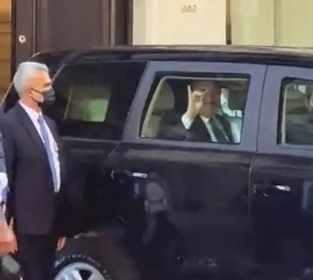 Gesto del canciller de Turquía, en Montevideo, frente a un grupo de la colectividad armenia