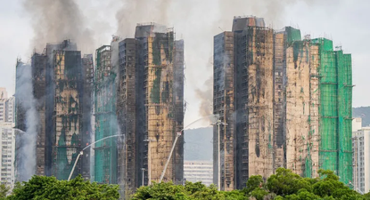 Así quedaron los edificios en Hong Kong donde hasta el momento hay &nbsp;55 personas muertas.&nbsp;