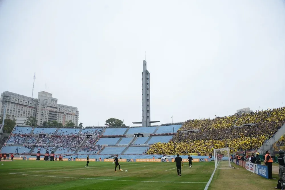 Hinchas de Peñarol y Nacional comparte la tribuna Olímpica en el clásico semifinal