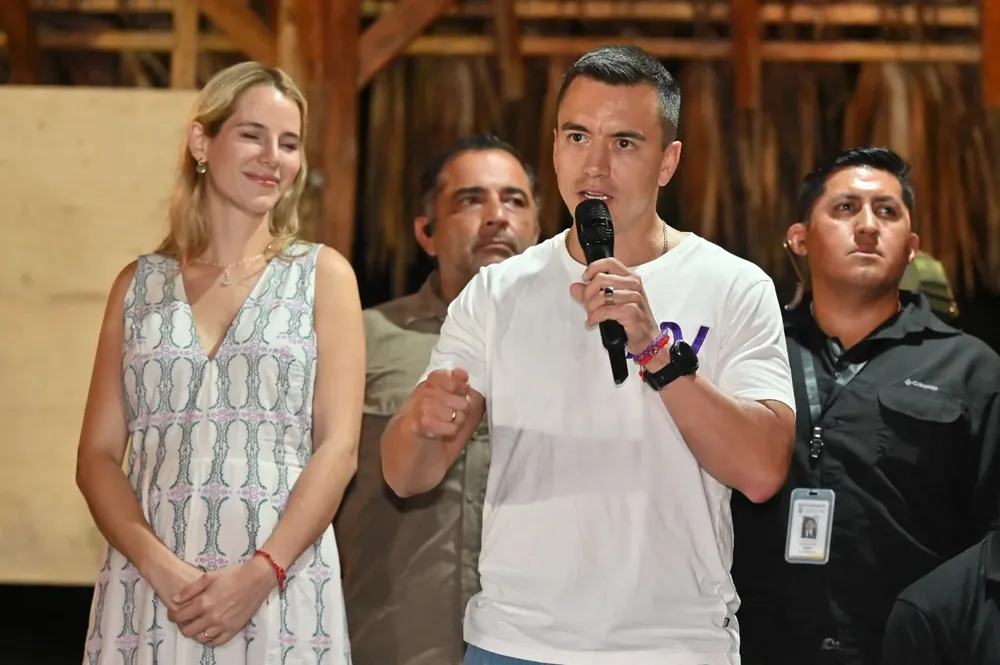 “Mañana empezamos a trabajar para reconstruir un país que fue gravemente golpeado por la violencia, la corrupción y el odio”, dijo el nuevo presidente.