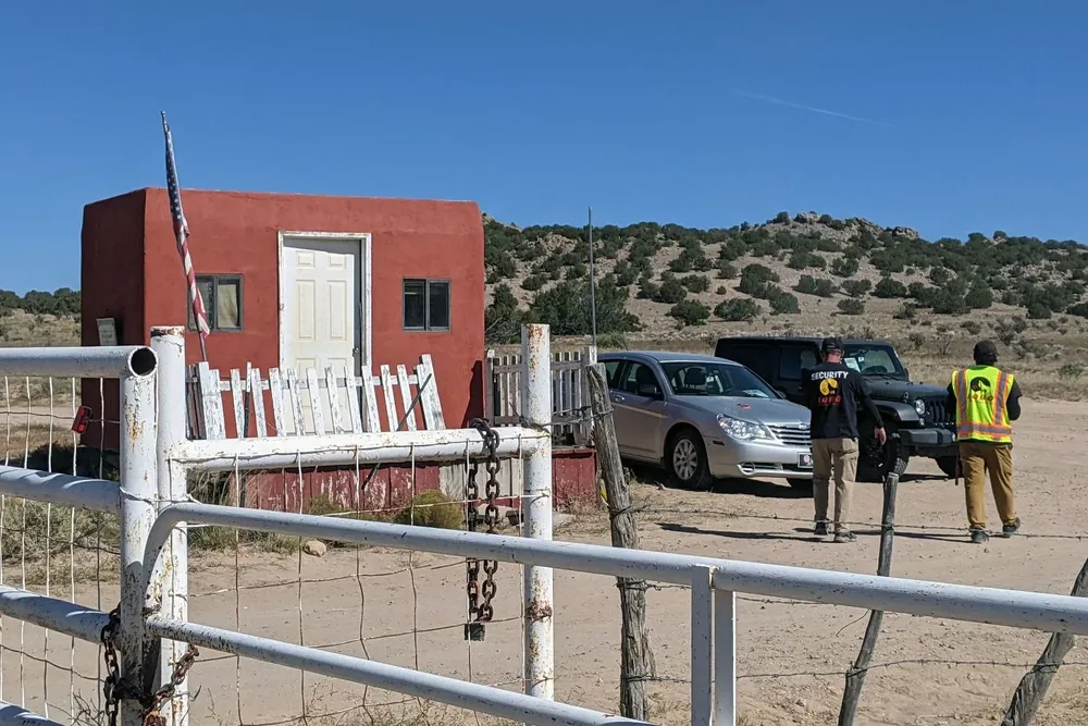 Guardias de seguridad en la entrada de Bonanza Creek Ranch en Santa Fe, Nuevo México, el escenario donde ocurrió la tragedia