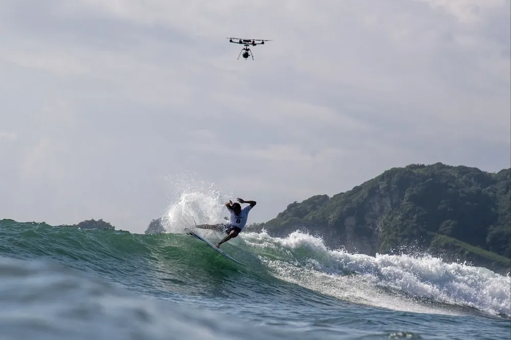 El francés Jeremy Flores en la playa Tsurigasaki de Chiba