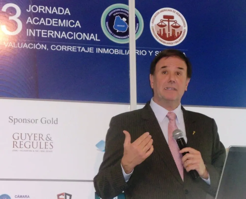 Mario Stefanoli durante su disertación en la 3a. edición del congreso Uruguay Real Estate 2015