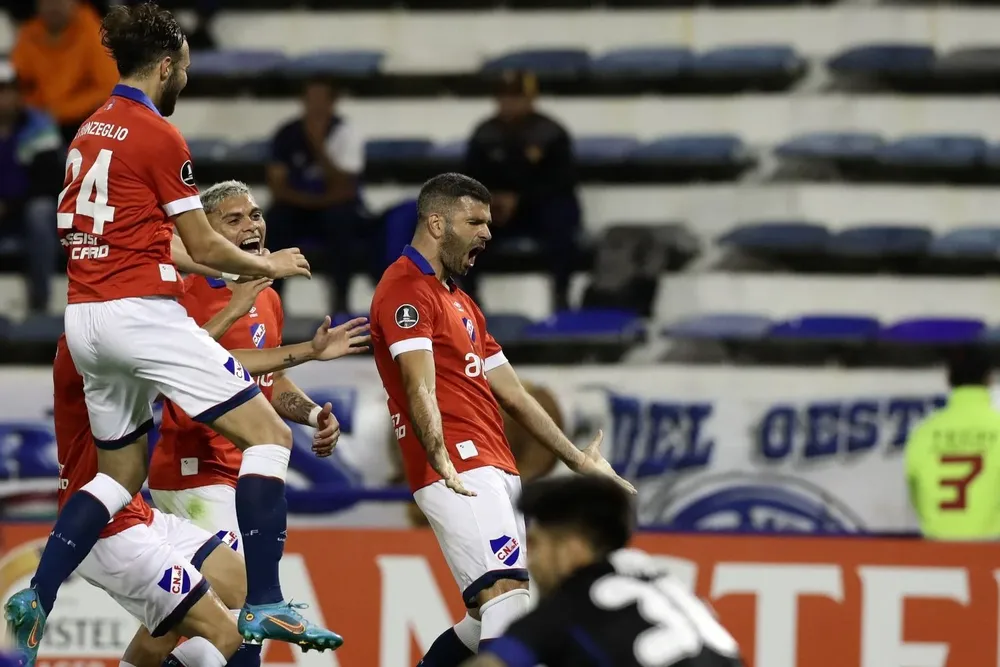 Hoyos vencido, Gigliotti festeja
