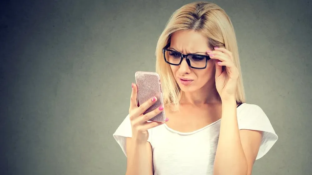 Carga, no carga, lo hace de forma lenta o se apaga muy rápido después de haberlo tenido enchufado un largo rato. Éstas son algunas señales de que algo anda mal.