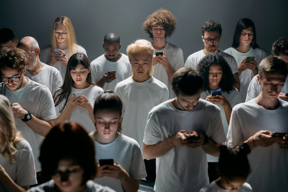 Especialistas médicos desaconsejan el uso excesivo del celular. Pexels