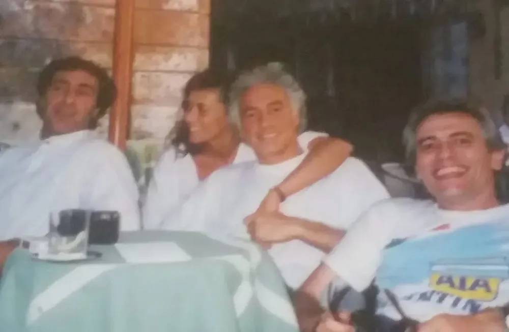 Guillermo Coppola, Monique Modlmayer y Poli Armentano, mirando la final del Mundial 1990