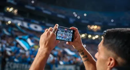 Luis Suárez filmando su presentación en Gremio