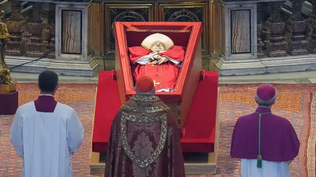 El papa Francisco, en el ataúd para el último adiós en San Pedro.