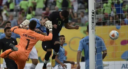 Jordan Silva anticipó a la defensa uruguaya y anotó el gol del triunfo azteca