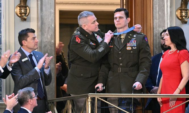El suboficial del Ejército de EEUU Eric Slover recibe una Medalla de Honor durante el discurso del Estado de la Unión del presidente Donald Trump.