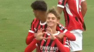 Maximilian Ibrahimovic, hizo de Zlatan Ibrahimovic, celebra su gol para Milan