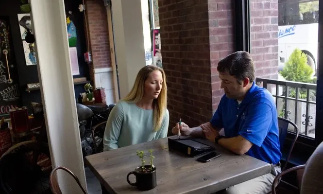 Jay McKee, 44 años,, vicepresidente de Sachse Construction, en reunión con su mentora,, Erika Lawson, de 28 años.