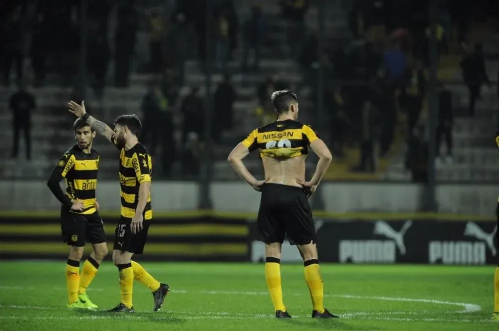 Los jugadores de Peñarol cabizbajos tras la derrota ante Peñarol