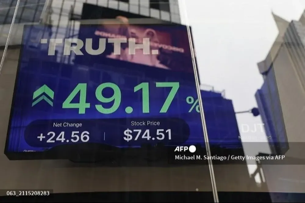La información comercial del mercado de valores de Trump Media & Technology Group se ve en un televisor en el Nasdaq Marketplace.