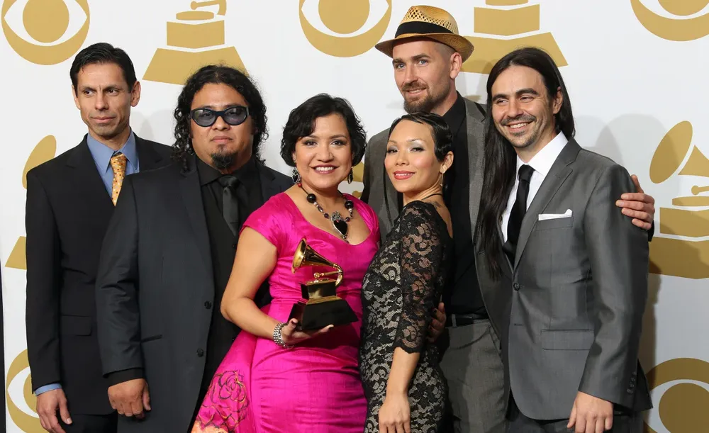 El grupo posa con la estatuilla en la alfombra roja de los Grammy