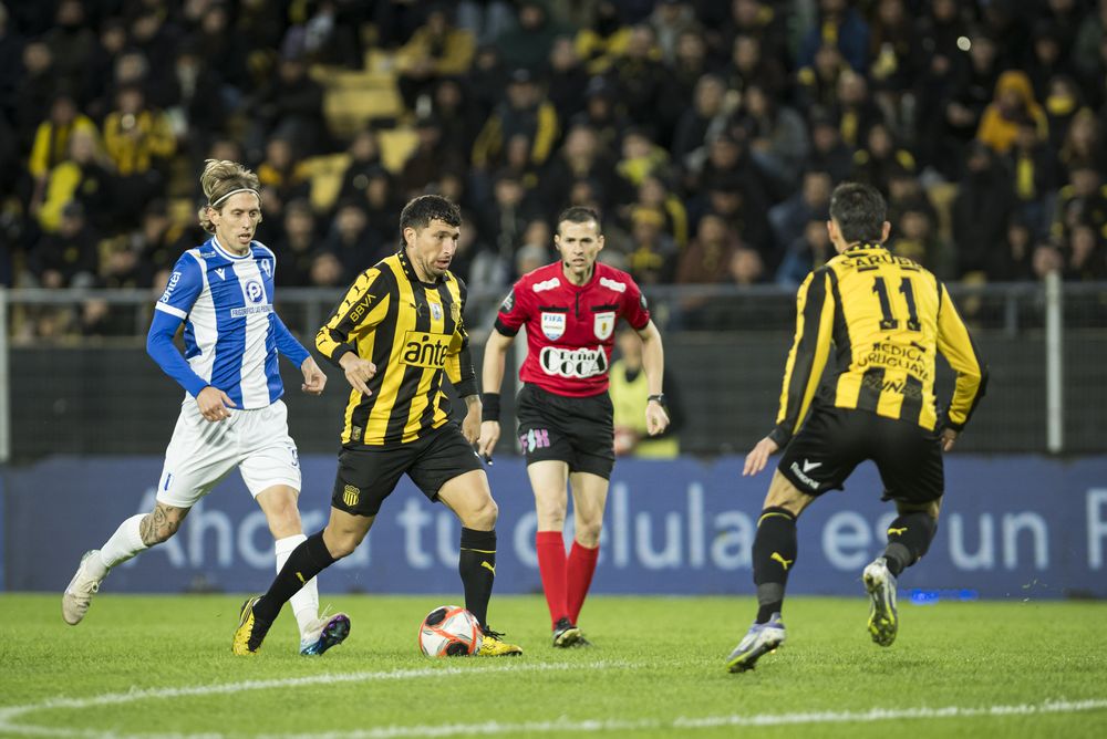 Eric Remedi de Peñarol ante Juventud por el Torneo Clausura