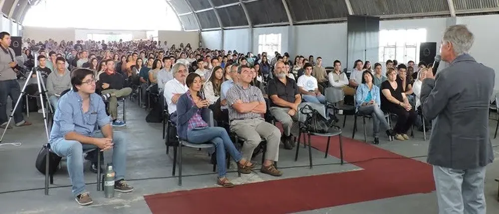 El profesor César Basso en su mensaje a los nuevos estudiantes.