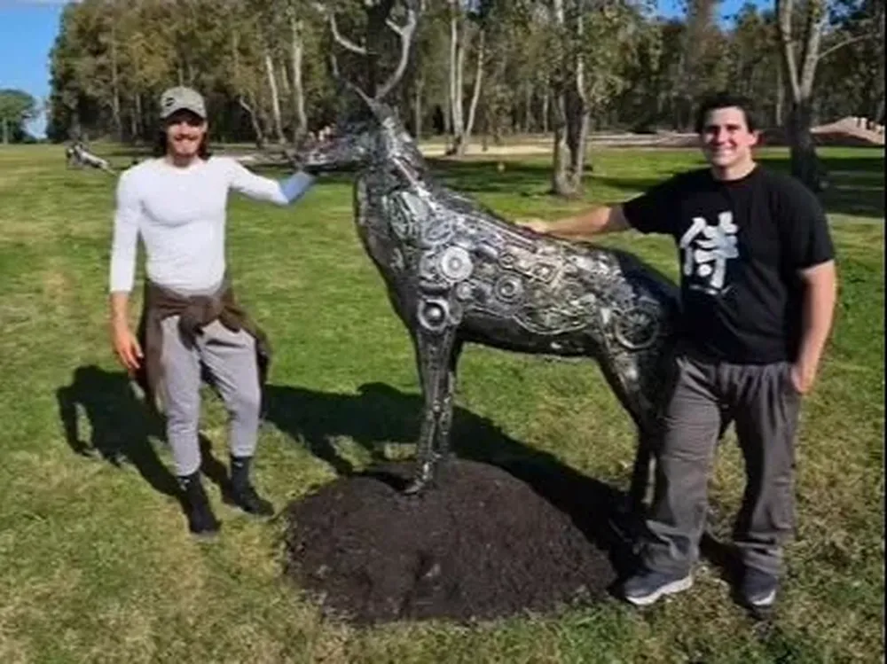 Las esculturas que recibió Edinson Cavani del artista Joaquín Arbiza