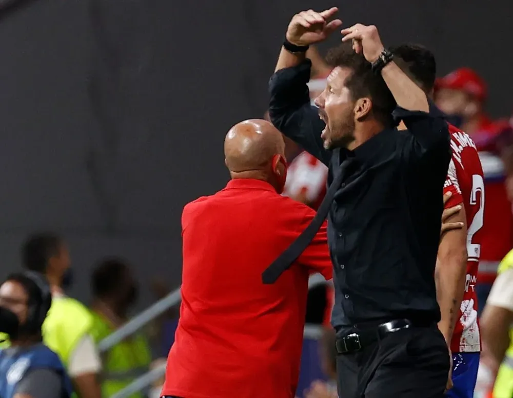 El festejo del Cholo y Josema junto a él contenido por un asistente