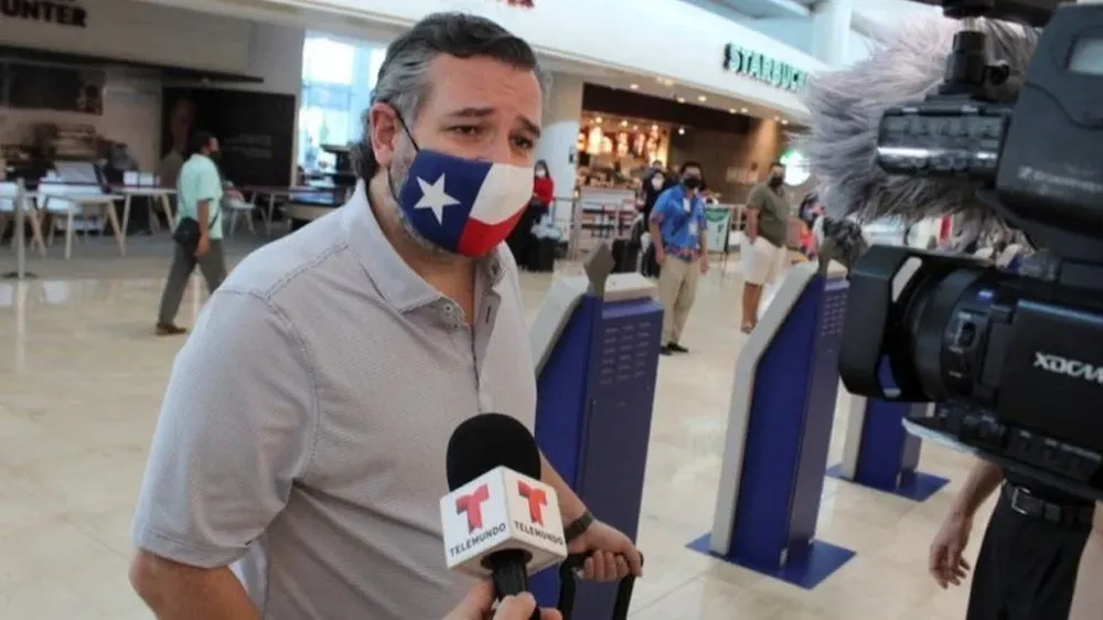 El senador republicano Ted Cruz en el aeropuerto a su represo de Cancún