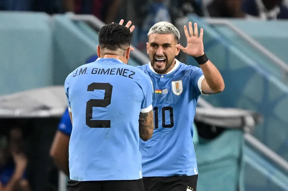 De Arrascaeta celebra uno de sus dos goles con Josema Giménez