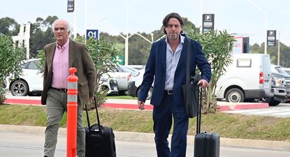 Martín Risso, abogado externo que asesora a la AUF en derechos de televisión, e Ignacio Alonso, previo al viaje de la selección uruguaya