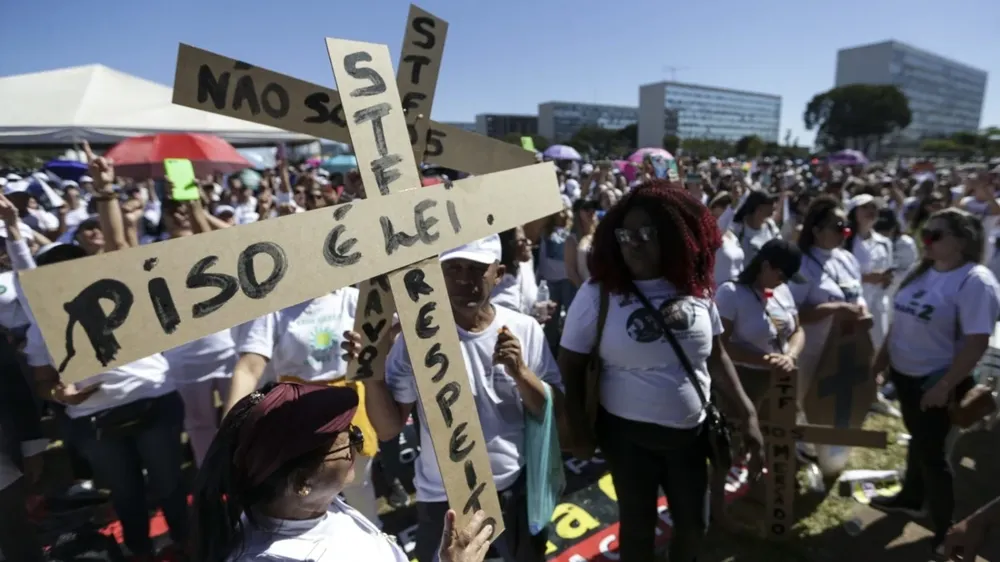La ley de salario mínimo en Brasil se logró después de años de luchas y movilizaciones.