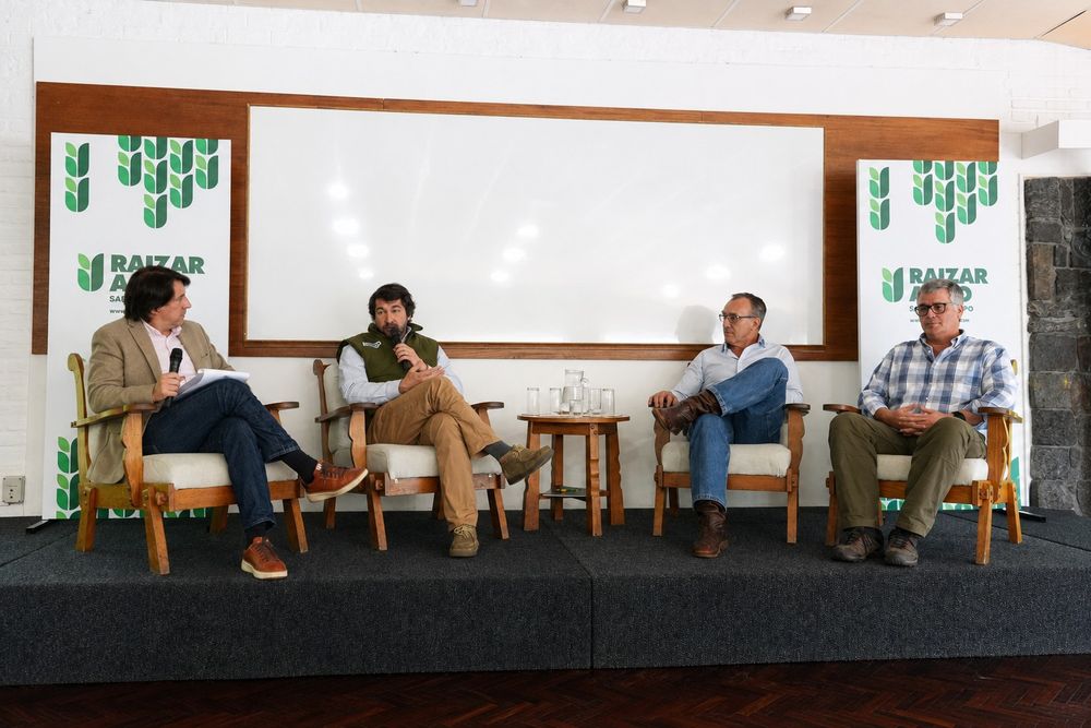 El comunicador Ruben Silvera junto a Federico Bellenda, gerente comercial; Rafael Pastorino, referente en nutrición y protección; y Alfredo Silbermann, referente en genética.