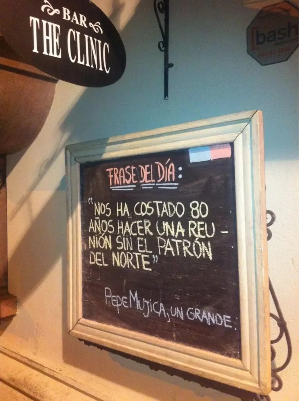 Mujica en la puerta de The Clinic, ayer