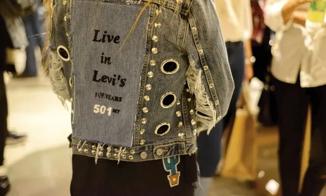 El tailor shop está abierto desde la hora 15 a la hora 20 todos los días