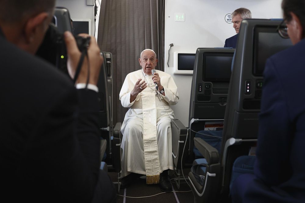 El papa Francisco realizó 40 giras y visitó más de 60 países. Solía hablar con la prensa durante sus viajes en avión.