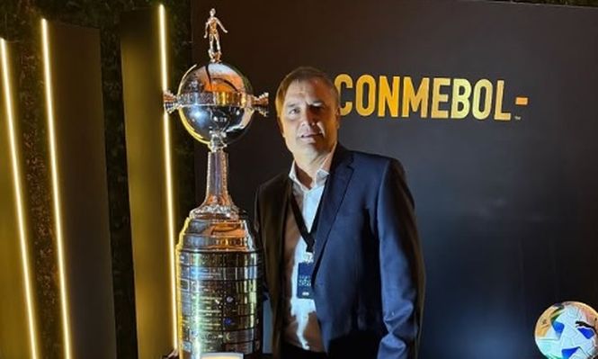 La foto de Diego Aguirre con la Copa Libertadores
