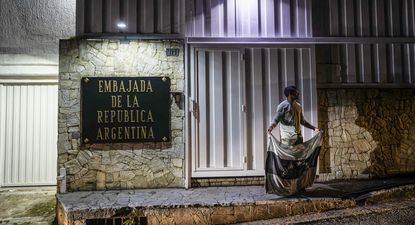 Crisis en Venezuela: Mondino trabaja con países aliados para trasladar a los seis asilados en la Embajada de Caracas