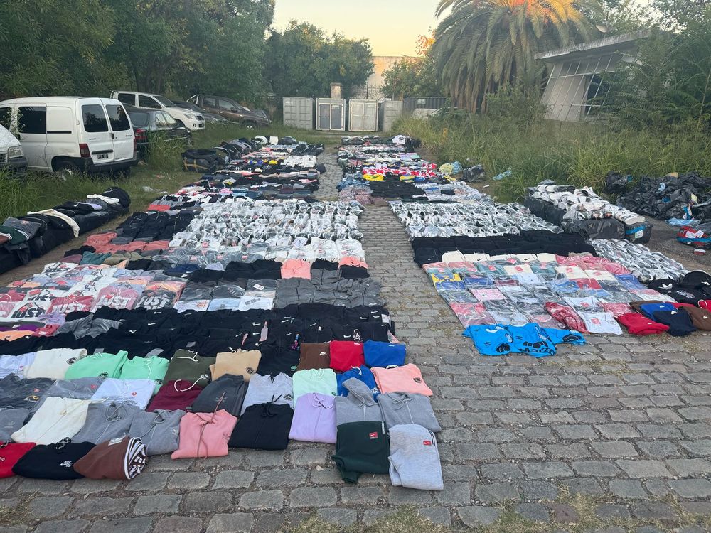La Policía de la Ciudad secuestró 2.853 prendas de marcas falsificadas, valuadas en 25 millones de pesos.