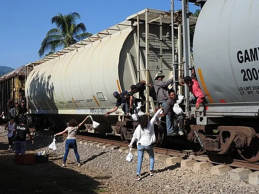 Muchos de los migrantes llegan en un tren carguero desde la frontera de México con Guatemala.