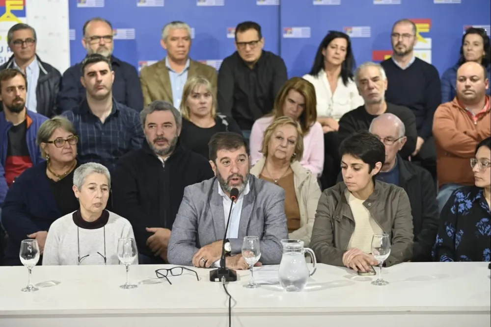 Conferencia de prensa del Frente Amplio en la noche del domingo