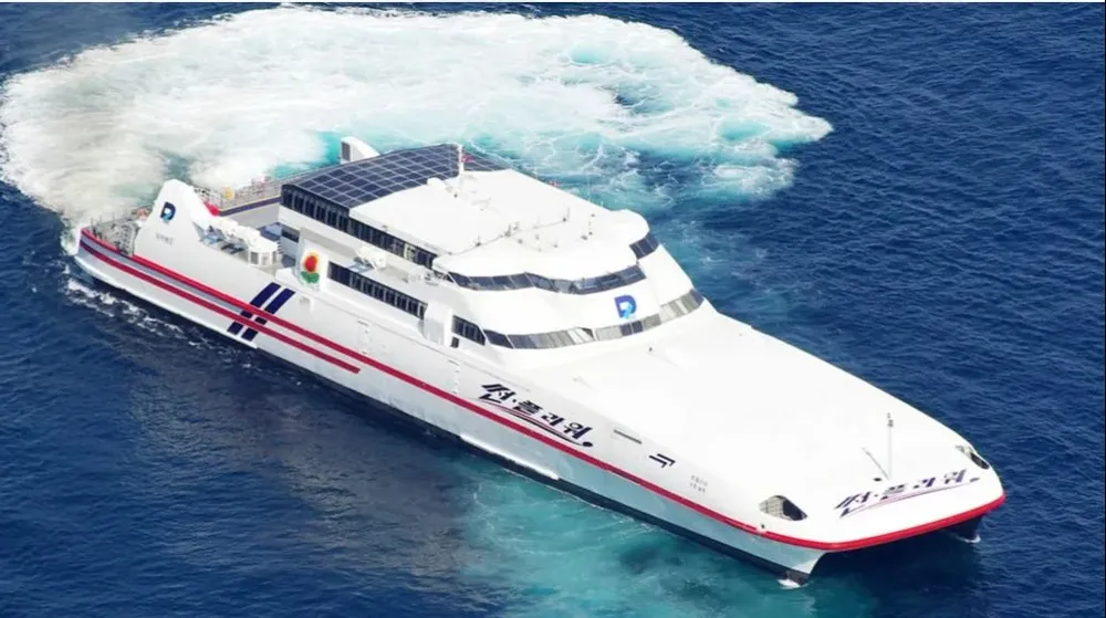 El catamarán Montevideo Express, antes Sun Flower, arribó al puerto de Montevideo el sábado pasado.