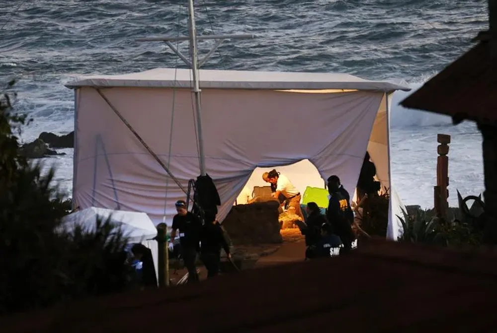 Un equipo de forenses trabaja en la exhumación de los restos del poeta chileno Pablo Neruda