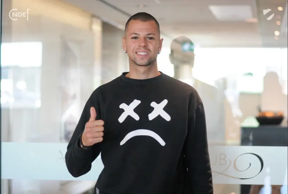 La llegada de Leo Coelho a Montevideo para sumarse a Nacional