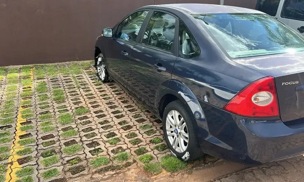 El automóvil del sospechoso fue detenido por un dispositivo de púas metálicas que pincharon sus neumáticos.