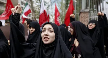 Mujeres iraníes entonan consignas durante una manifestación antiestadounidense frente a la sede de la embajada de Estados Unidos en la capital, Teherán, el 9 de mayo de 2018. Los iraníes reaccionaron el 19 de mayo con una mezcla de tristeza, resignación y desafío al retiro del presidente estadounidense Donald Trump del acuerdo nuclear, con fuertes divisiones entre los funcionarios sobre la mejor manera de responder.Para muchos, la decisión de Trump el martes de retirarse del histórico acuerdo nuclear marcó la sentencia de muerte final por la esperanza creada cuando se firmó en 2015 que Irán podría finalmente escapar de décadas de aislamiento y hostilidad de Estados Unidos.ATTA KENARE / AFP