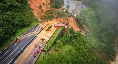 Una carretera en Brasil bloqueada por el desplazamiento de tierra